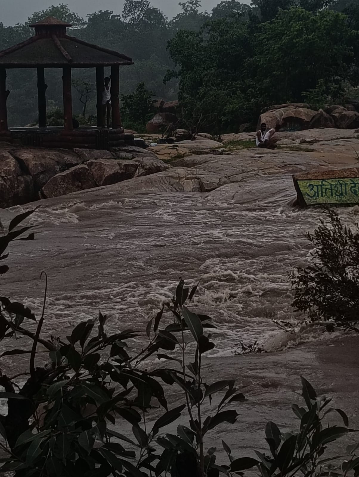 फोटो लेने की कोशिश पड़ी भारी, देवपहरी झरने के बीच फंसे तीन युवक