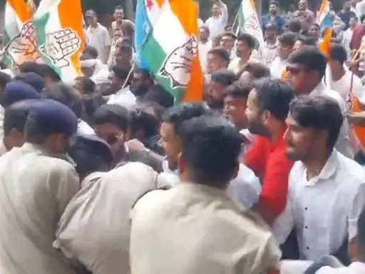 कोरबा की सड़कों पर बवाल, बैरिकेड तोड़ने का प्रयास; पुलिस ने प्रदर्शनकारियों को रोका