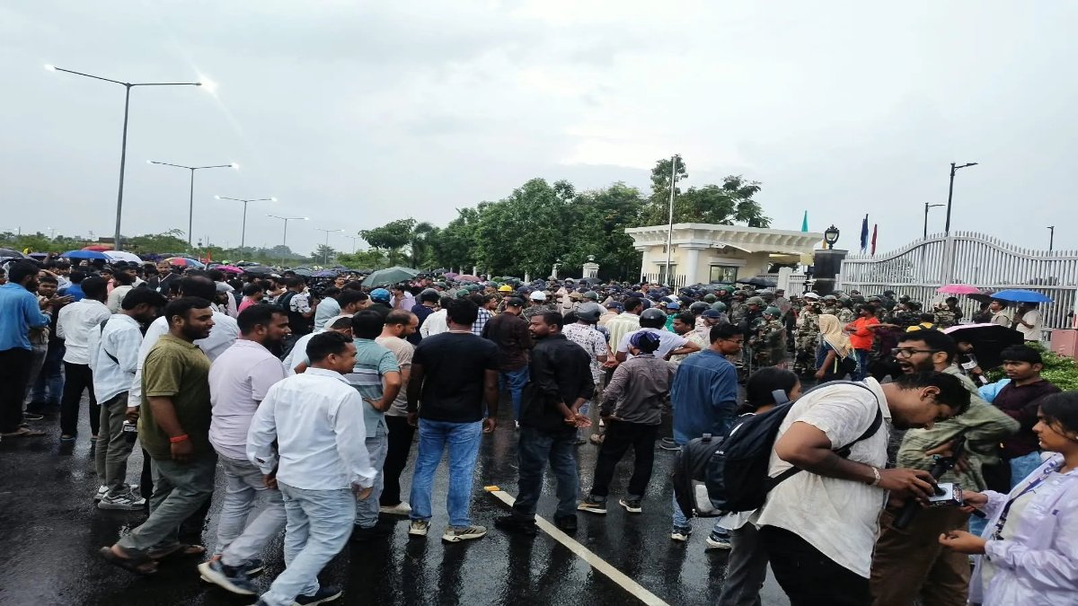 Ranchi Student Protest : रांची में छात्रों का प्रदर्शन जारी, तेज बारिश के बावजूद विधानसभा के बाहर जमे प्रदर्शनकारी