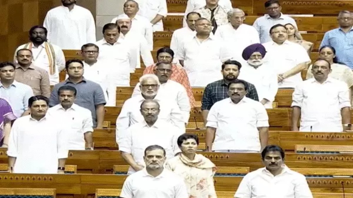 मानसून सत्र का आखिरी दिन भी हंगामेदार, लोकसभा सिर्फ 1 मिनट चली’ विपक्ष का अनोखा प्रदर्शन
