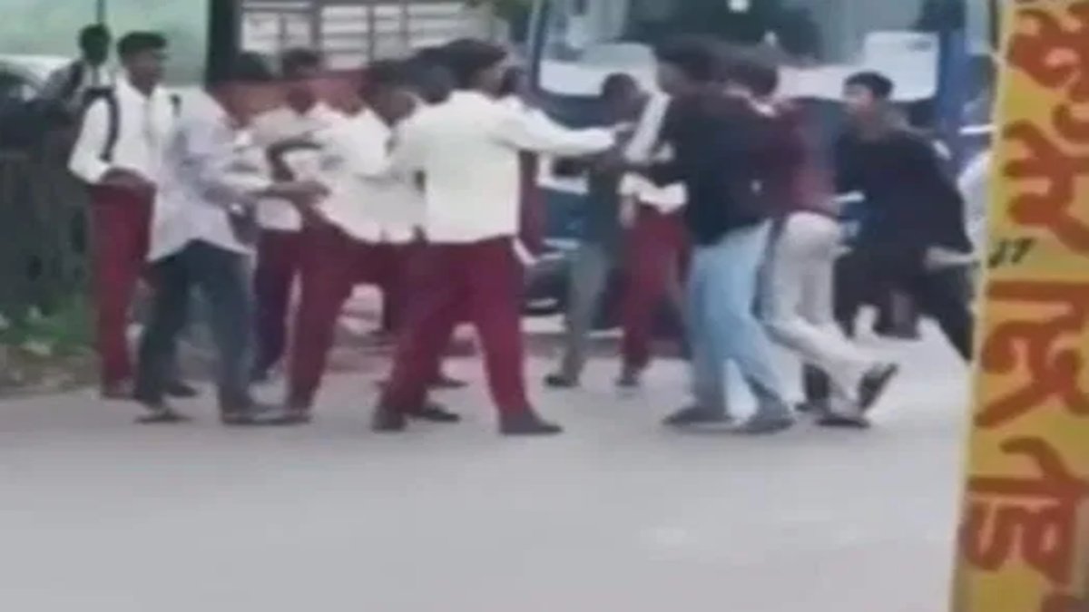 कोरबा में छात्रों का हाई-वोल्टेज ड्रामा, दो गुटों की मारपीट से राहगीरों में मचा हड़कंप