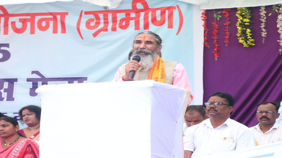 बारिश रोकने की अजीबोगरीब कोशिश’ Bhojraj Nag’ का नींबू काटते वीडियो सोशल मीडिया पर वायरल