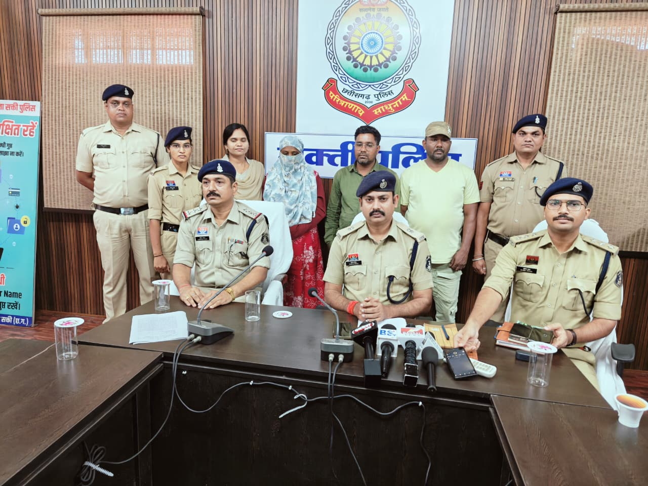 लाखों रूपये की धोखाधड़ी करने वाले गिरोह का पर्दाफास कर 01 महिला एवं 02 पुरूश आरोपी की 24 घण्टे के भीतर की गई गिरफ्तारी