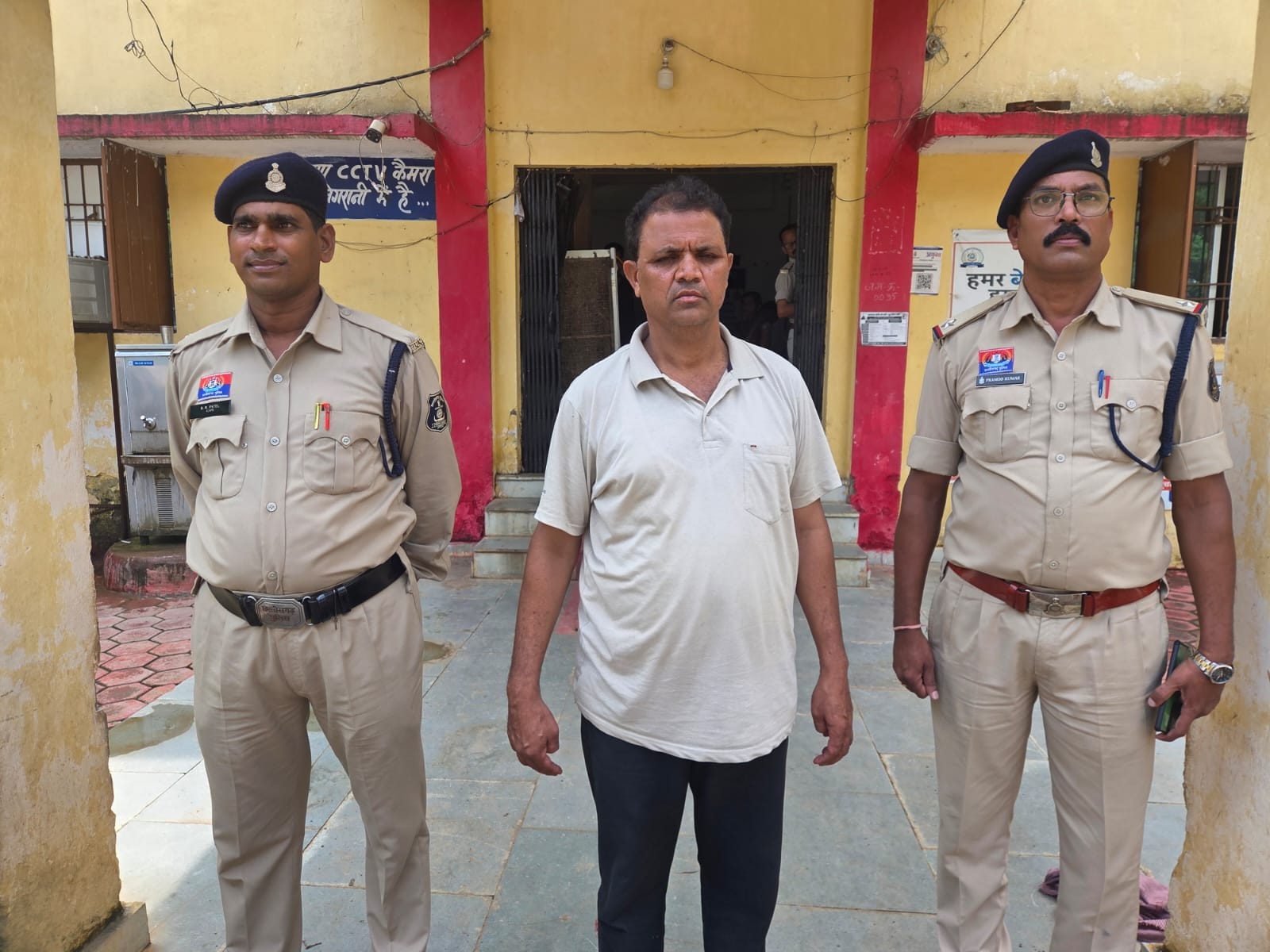 स्कूल में छात्रा से छेड़छाड़ का आरोपी शिक्षक चंद घंटों में गिरफ्तार