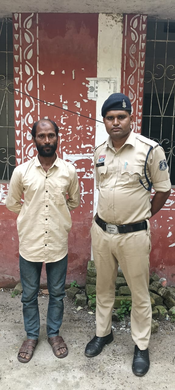 * घरेलू विवाद में घर को आग लगाने वाला आरोपी गिरफ्तार थाना बलौदा पुलिस की त्वरित कार्रवाई