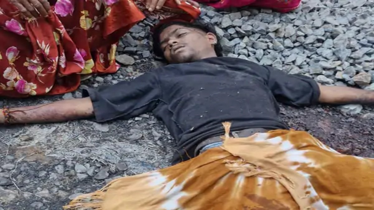 रेलवे ट्रैक पर तड़पता रहा युवक’ मालगाड़ी गुजरने से कटे दोनों पैर, सुबह सामने आई दर्दनाक तस्वीर