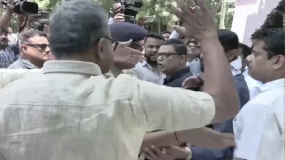 रायपुर प्रेस क्लब में सियासी घमासान’ PM आवास पर बहस के बाद भाजपा-कांग्रेस आमने-सामने, पुलिस से भी झड़प