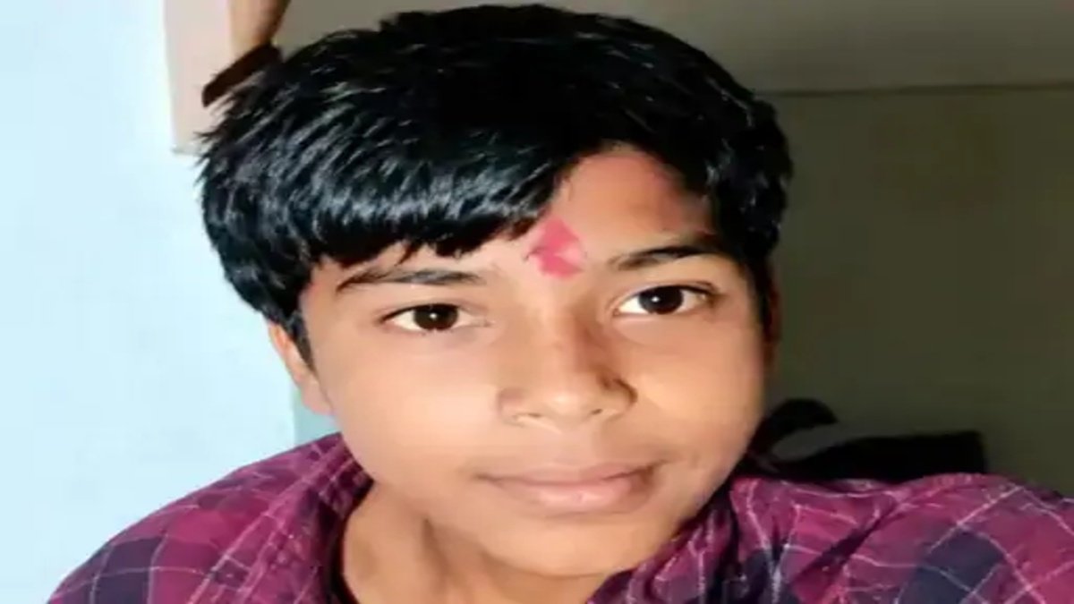 रेलवे ट्रैक पर मोबाइल गेम खेलना पड़ा भारी, ईयरफोन लगाए दो दोस्त मालगाड़ी की चपेट में आए’ एक गंभीर