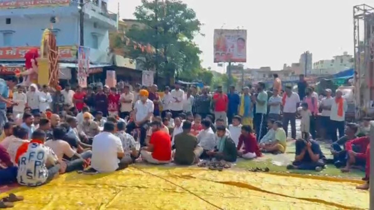 CG News : गणेश झांकी पर लाठीचार्ज के आरोप से सिमगा में तनाव, आक्रोशित लोगों ने किया चक्काजाम और बाजार बंद