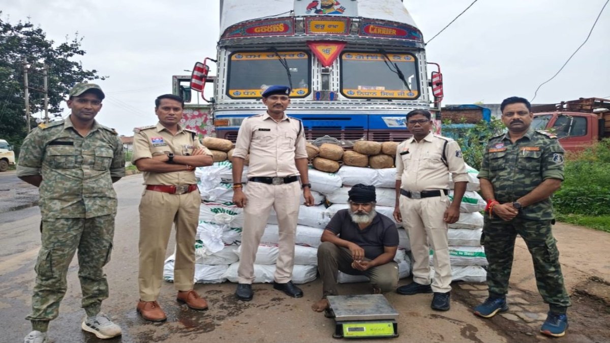 CG NEWS : ट्रक की ऐसी चालाकी भी नहीं आई काम’ चिल्फी बॉर्डर पर पकड़ा गया 2.23 करोड़ का गांजा, एक तस्कर गिरफ्तार