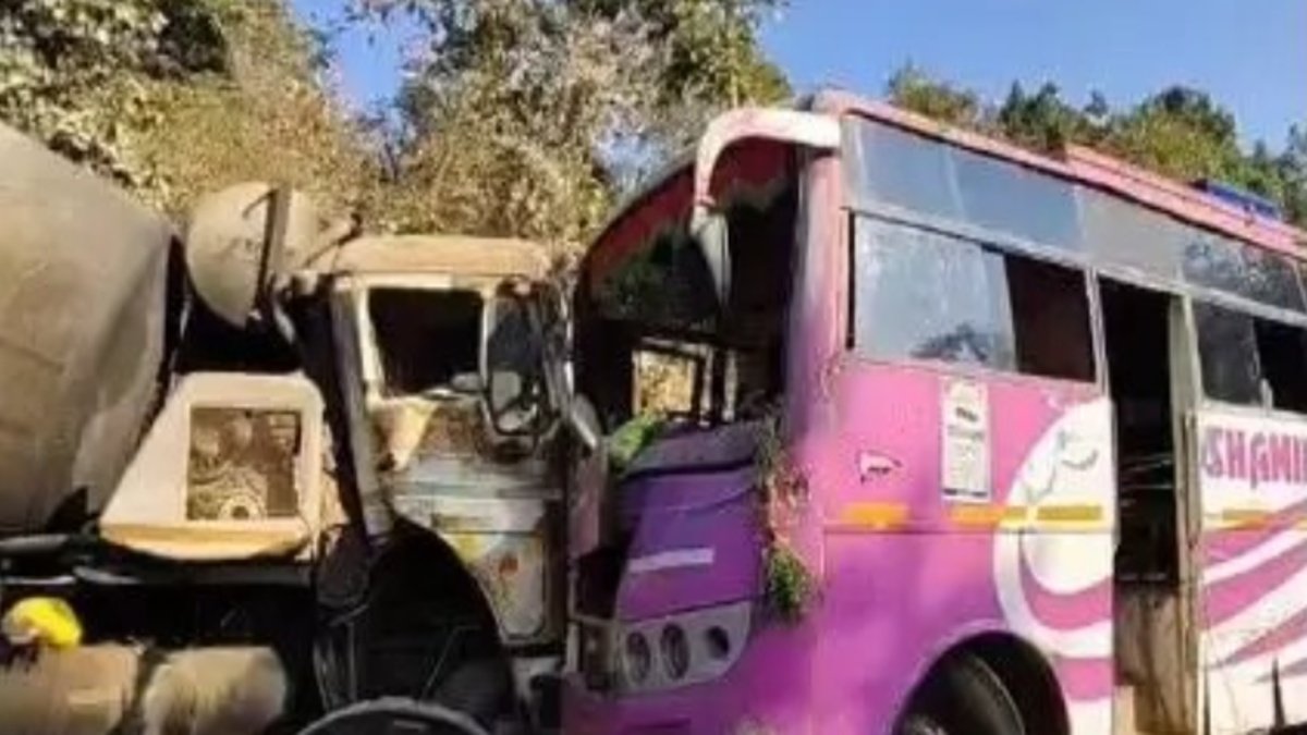 CG Accident : भीषण सड़क हादसा’ बस और ट्रक में जोरदार टक्कर, 15 यात्री घायल, 7 की हालत गंभीर
