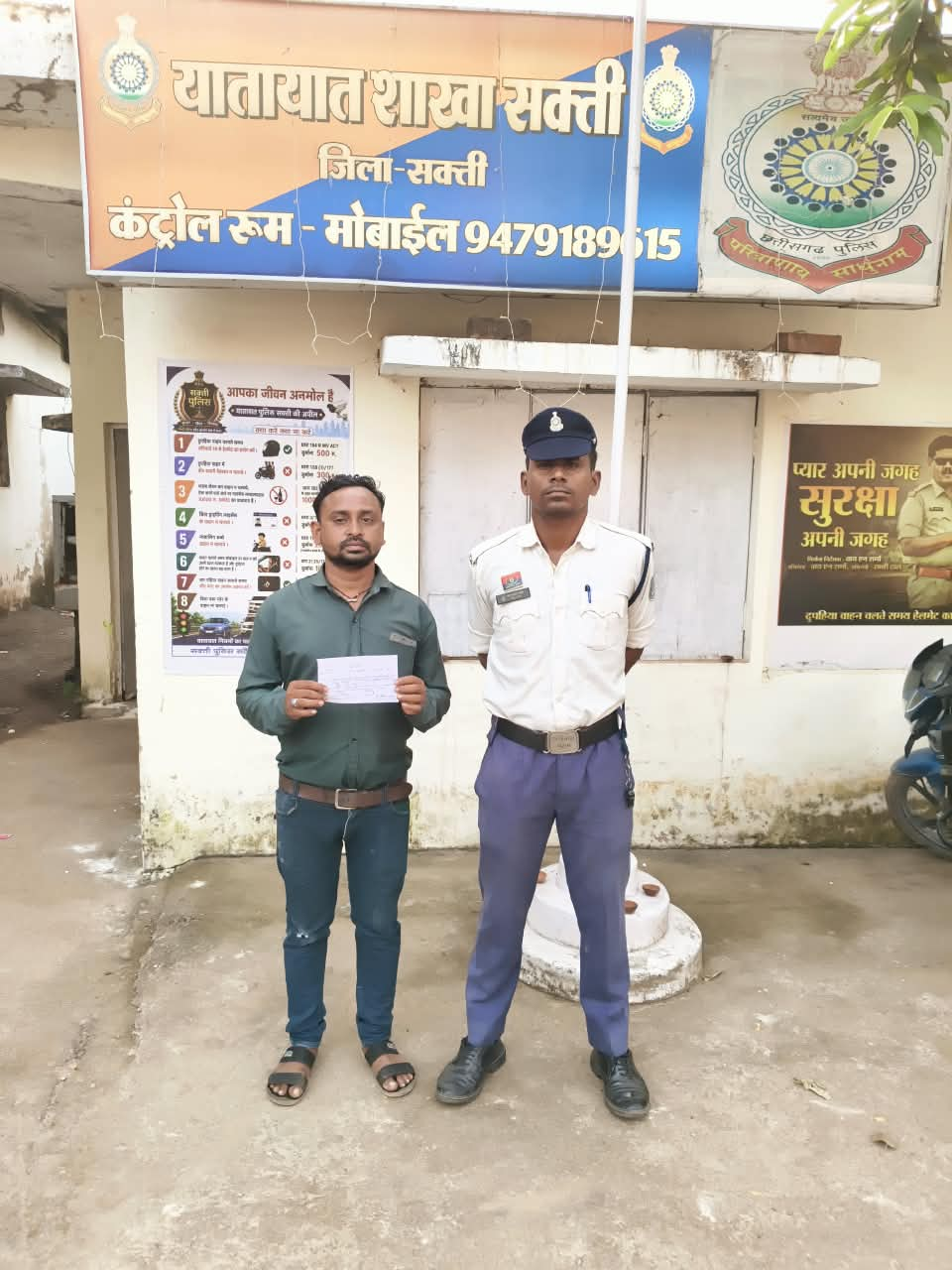 शराब पीकर स्कूली वाहन चलाने वाले चालक पर 20,000 रुपये का जुर्माना।