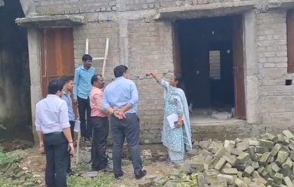 सीढ़ी मंगवाकर कलेक्टर ने मौके पर नपवाया सरिया, 8 एमएम की जगह 6 एमएम सरिया मिलने पर सब इंजीनियर को निलंबित करने के निर्देश