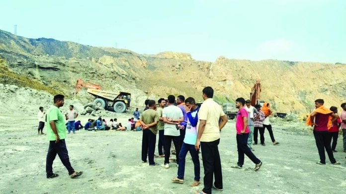 गेवरा बस्ती में भू-अधिग्रहण और रोजगार का मुद्दा गरमाया, खोड़री फेस पहुंचे जनप्रतिनिधि और ग्रामीण