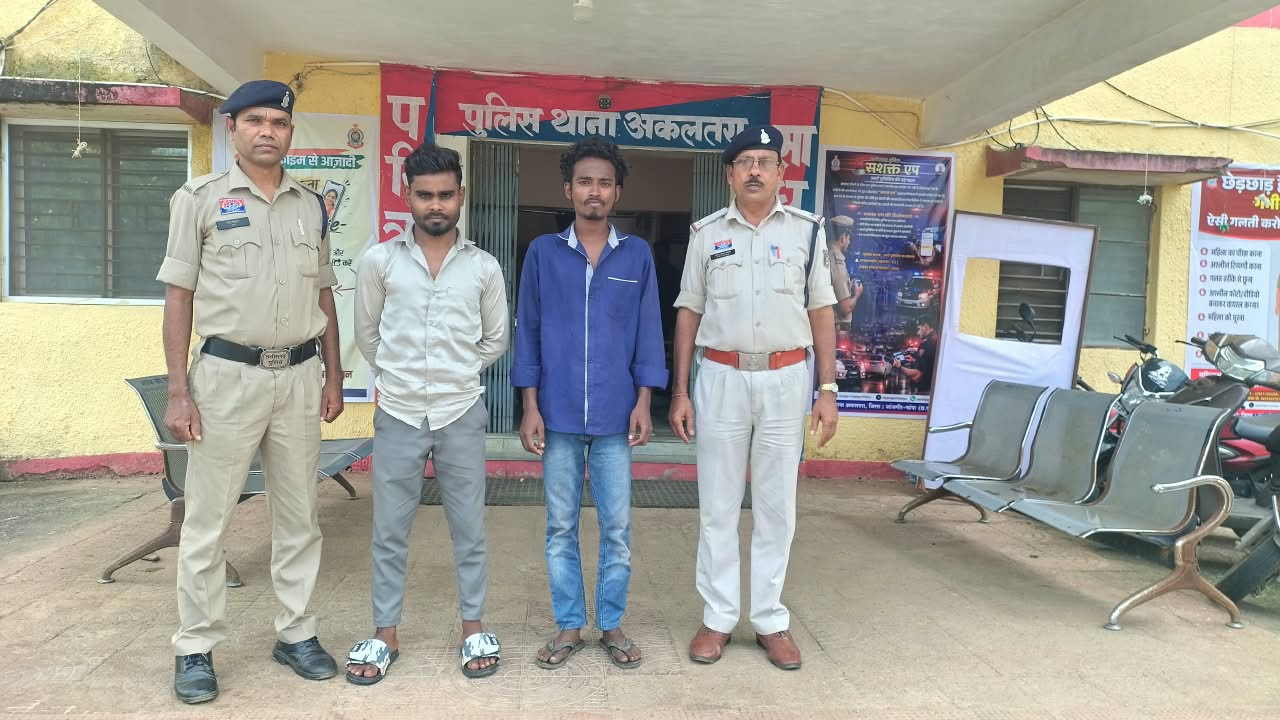 * पानी की बोतल को लेकर विवाद, कैची दिखाकर मारपीट व मोबाइल-पर्स लेकर फरार आरोपी गिरफ्तार