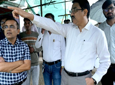 संभागायुक्त श्री सुनील जैन ने ग्राम करूमहू और बनारी में किया डिजीटल क्रॉप सर्वे एवं पीव्ही ऐप कार्य का निरीक्षण