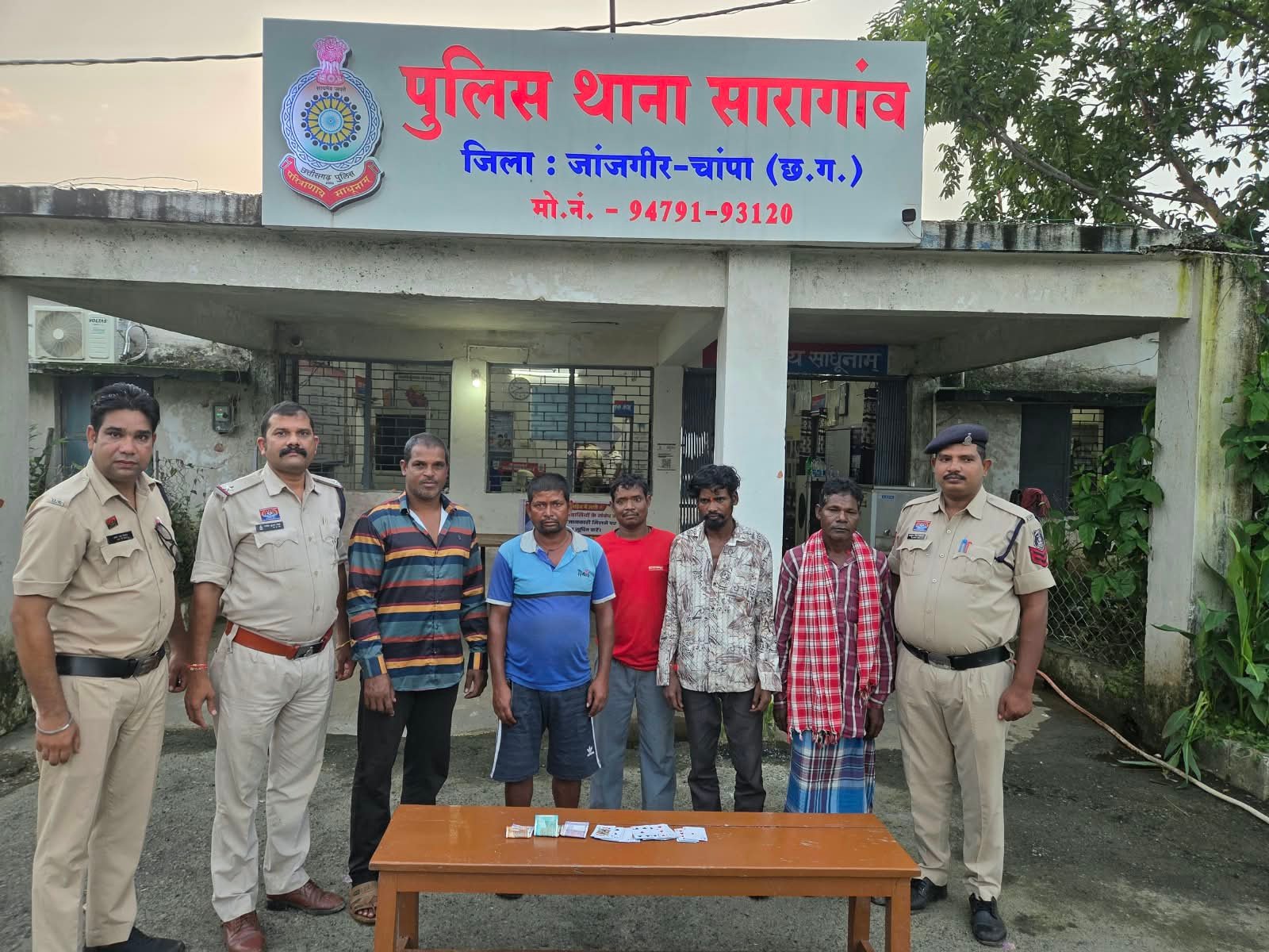 * थाना सारागांव क्षेत्र के ग्राम कमरीद में जुआ खेल रहे 6 जूवाडीयानों को पकड़ने में मिली सफलता थाना सारागांव पुलिस की कार्यवाही