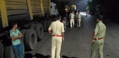 त्योहार सीजन में सड़क पर ट्रेलर खड़े कर यातायात बाधित करने वालों पर कोरबा पुलिस की सख्त कार्रवाई