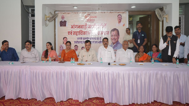 मंत्री श्री लखन लाल देवांगन ने 430 आंगनबाड़ी कार्यकर्ताओं एवं सहायिकाओं का किया सम्मान