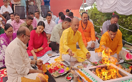 दशहरा पर्व पर पुलिस अधीक्षक विजय कुमार पाण्डेय IPS ने पुलिस लाइन जांजगीर में विधि-विधान से की शस्त्र पूजा