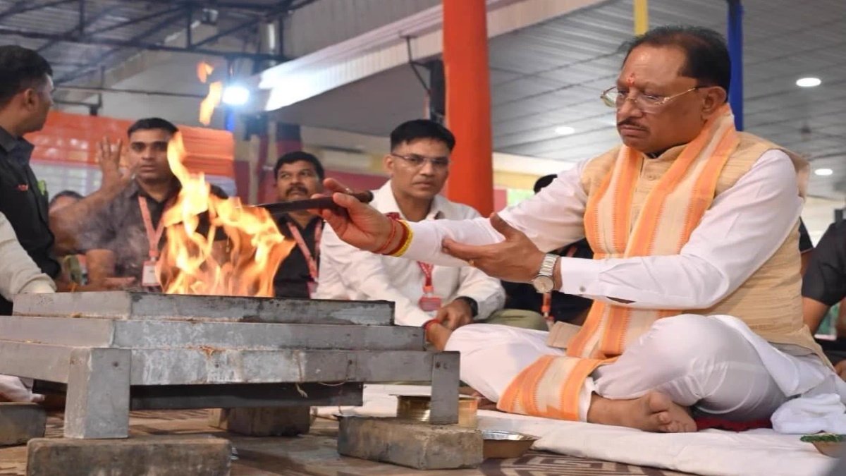 मुख्यमंत्री निवास में गूंजे वैदिक मंत्र, CM Sai’ ने शस्त्र पूजा कर मांगी प्रदेश की तरक्की