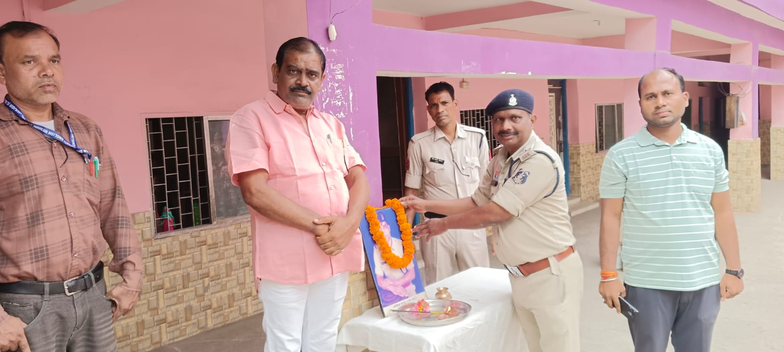 पुलिस स्मृति सप्ताह के अंतर्गत शहीद प्रधान आरक्षक श्री ललित खरसन के शहादत को नमन करते हुए उनके द्वारा शिक्षा प्राप्त किए स्कूल में श्रद्धांजलि कार्यक्रम आयोजित किया