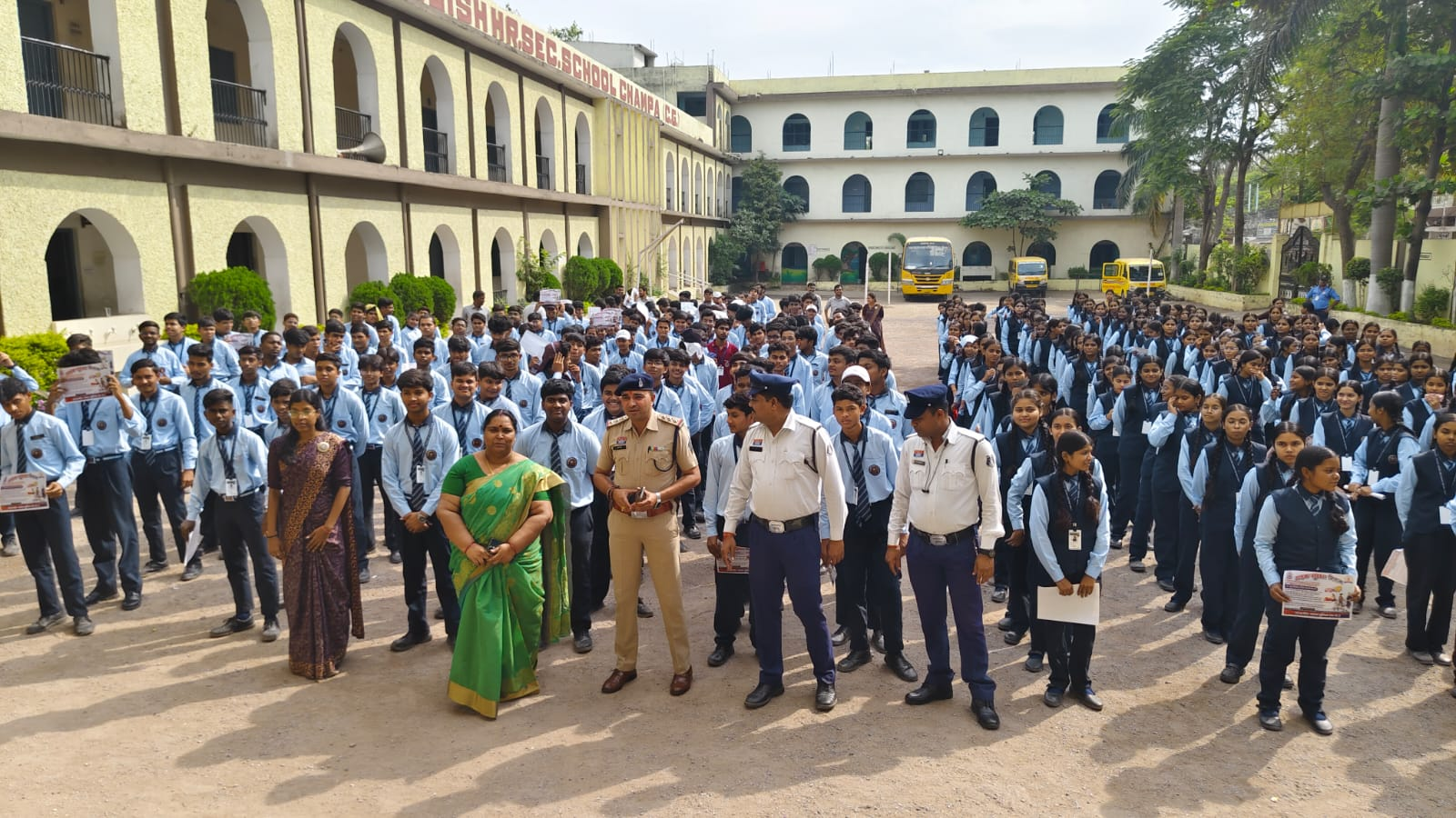 यातायात पुलिस जांजगीर की पहल, थाना चांपा क्षेत्र के लायंस स्कूल में छात्र छात्राओं को दी गई यातायात नियमों/सायबर अपराध के संबंध में जानकारी