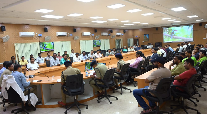 गरबा, डांडिया एवं दुर्गा पूजा समितियों की बैठक लेकर जिला प्रशासन एवं पुलिस प्रशासन ने दिए आवश्यक दिशा-निर्देश