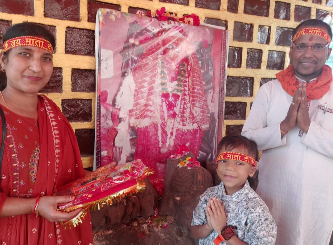 अड़भार मां अष्टभुजी का दिव्य दरबार अग्रवाल ऐरन सपरिवार चांपा दर्शन लाभ लेने पहुंचे