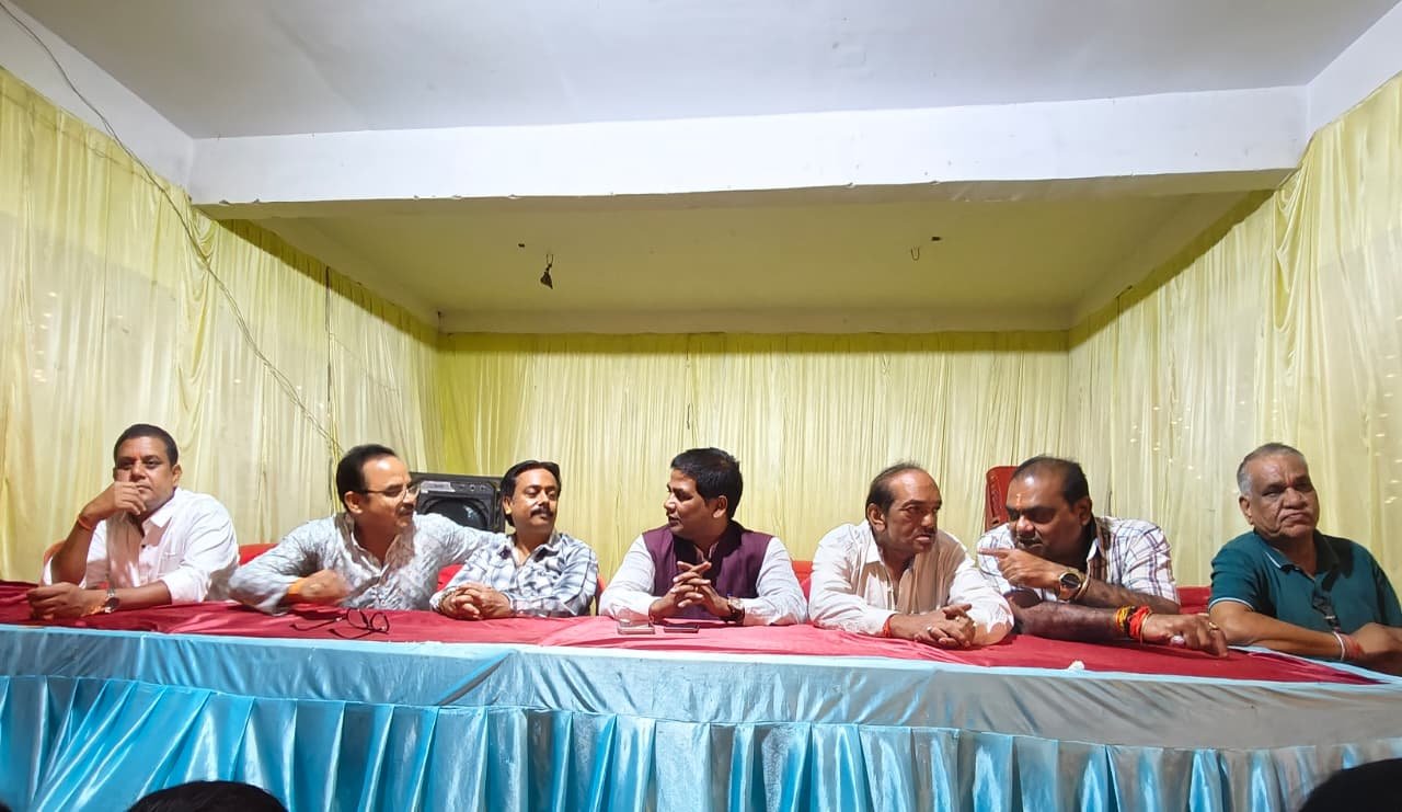 महाराणा प्रताप नगर दुर्गा पंडाल में रवि कुमार का श्रीफल भेंटकर किया गया स्वागत